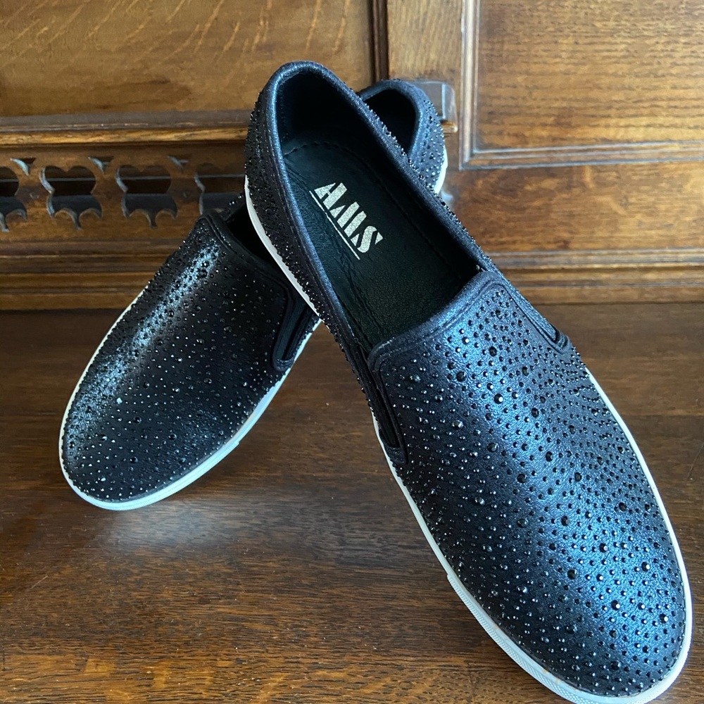 NWT - BLACK RHINESTONE LEATHER CASUALS
